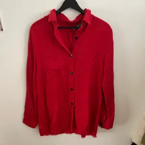 Perfect condition Zara red shirt. Can be worn either alone or as an over shirt, you can also roll the sleeves up. I am moving in a week, so all prices are negotiable. I have many more items available so send a PM of you’d like to come see them in person (in Stockholm). Feel free to reach out for more information or pictures🌸