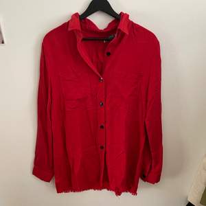 Perfect condition Zara red shirt. Can be worn either alone or as an over shirt, you can also roll the sleeves up. I am moving in a week, so all prices are negotiable. I have many more items available so send a PM of you’d like to come see them in person (in Stockholm). Feel free to reach out for more information or pictures🌸