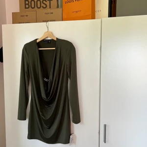 Helt ny klänning - Jättesnygg klänning i skönt tyg. Skitsnygg passform, säljes då jag tyvärr inte längre känner mig bekväm i korta klänningar.. 🥲❤️ nypris 479:-