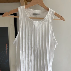 Vitt linne - Vitt linne från Zara. Superfint nu till sommaren. Dock är det lite genomskinligt.🦋🌻 