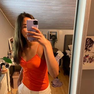 Body - Säljer min alldeles nya body från zara i en jättefin orange färg. Köpte för 300 och säljer för 150💕 Prislapp kvar, frakt ingår ej. Har fler bilder på bodyn längre ner i mitt flöde🥰