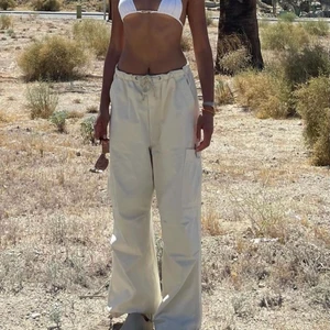 Jaded London - Parachute pants  - Jaded London’s super populära parachute byxor passade tyvärr inte mig så bra. Men annars skit snygga! Lappen fortfarande kvar och är annars helt oanvända! ✨💞 Storlek XSmall. (Rekommenderar för dig som är över 165cm lång) 