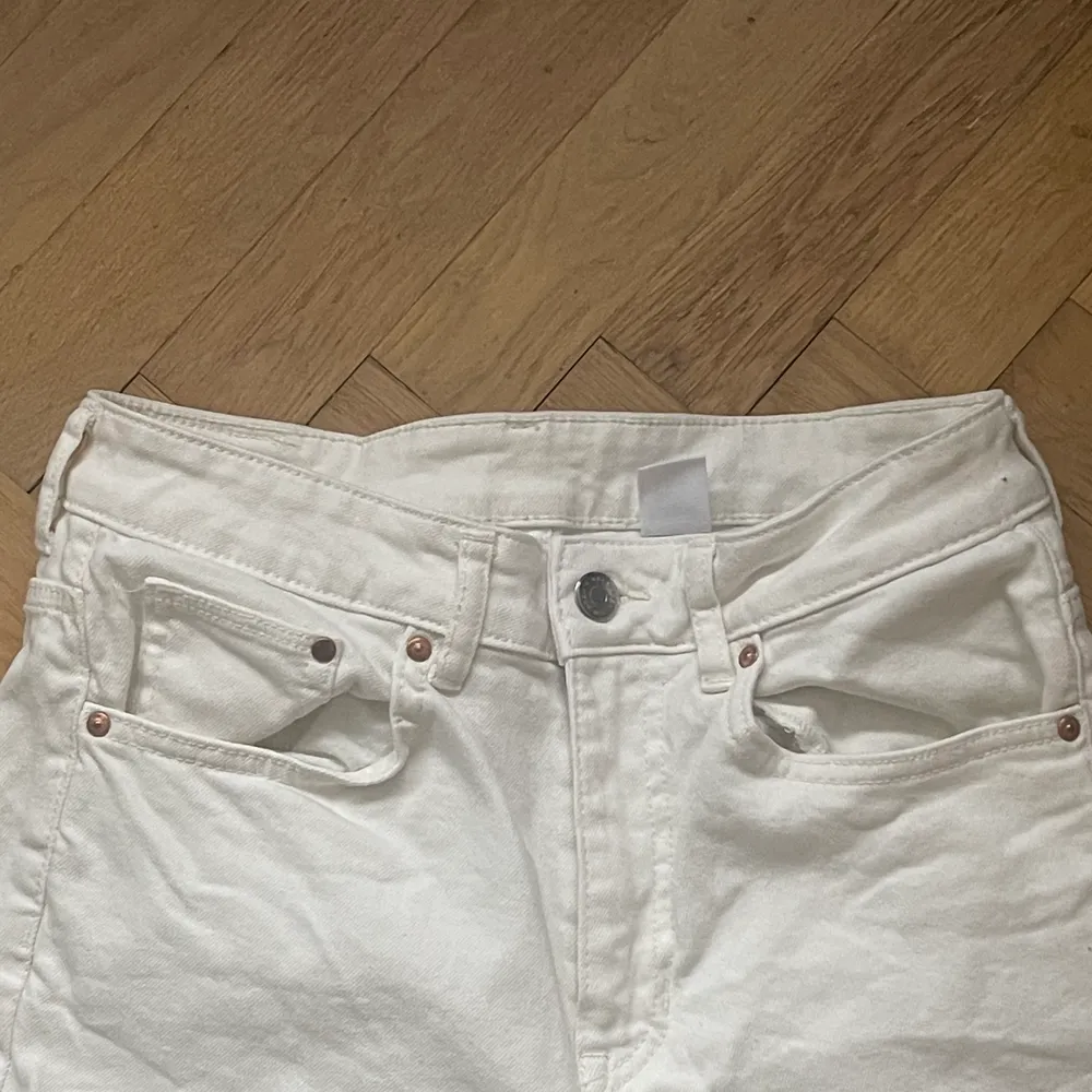 Vita fina jenas, använda ungefär 4 gånger, rena, storlek 38 men passar mindre. Jeans & Byxor.