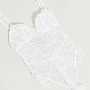 Dorina bodysuit - Bodysuit köpt på Nelly, med spets och string. Använd ett fåtal gånger, i bra skick! Storlek XS💘