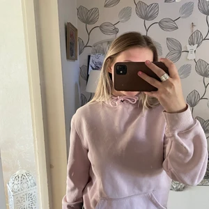 Hoodie - Rosa hoodie i storlek XS herrmodell, 50kr plus spårbar frakt tillkommer, liten grå fläck på armen därav priset (se sista bilden) 💙🌸🫶🏻