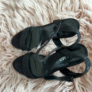 Helt nya klackar  - En hel nya kalack skor TIAMO för de är för stora för mig.