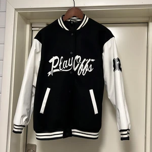 Baseball jacka - En fin baseball jacka från hm. Använd en gång. Köpt för 500kr är just nu slutsåld.