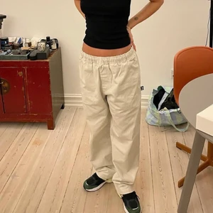 Stüssy pants - Stüssy brushed beach pant i färgen bone:)) Riktigt sköna nu till sommaren och lätta att stylea❤️‍🔥 (Endast använda två gånger så i fint skick🥰)