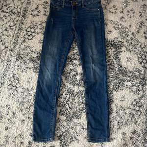 Blåa skinny jeans har bara använt ett fåtals gånger och de är i bra skick. Säljer de för att de är för små. 