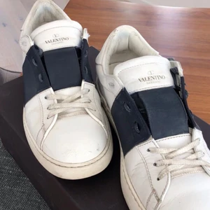 SÖKER VALENTINO OPEN SNEAKER  - Söker skorna på bilden i storlek 44-46, färg spelar ingen roll. 