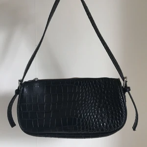 Najs svart axelväska - Skitnajs svart axelväska! Är rätt rymlig,har ett innerfack och axelbandet går att justera om man vill:) Använd 1-3 ggr!