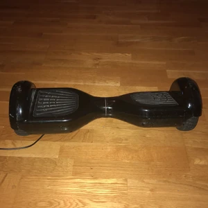 Hoverboard - En ganska gammal hoverboard, som funkar utmärkt! Finns även laddare och fodral till den💕