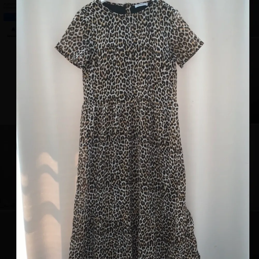 Leopard klänning i storlek S. Klänningar.
