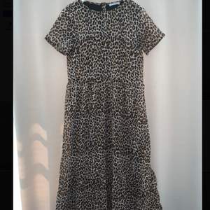 Leopard klänning i storlek S