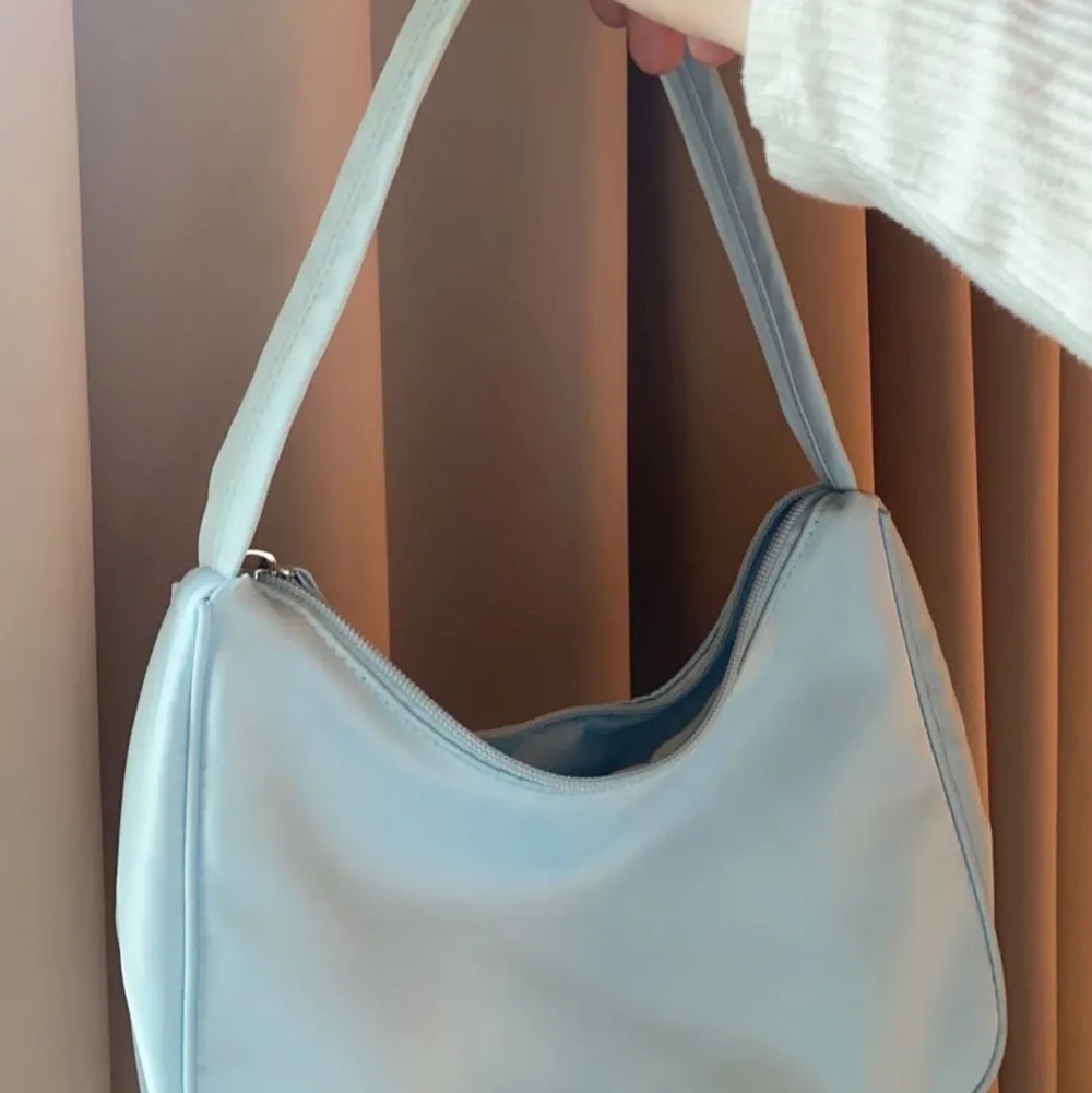 Såå fin ljusblå väska från monki💙💜helt oanvänd!. Väskor.