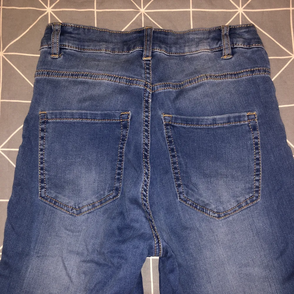 Jeans storlek 36. De är verkligen perfekta. Använt några gånger . Jeans & Byxor.