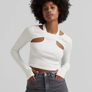 Vit topp Bershka  - Otroligt fin topp som enbart kommit till användning vid ett tillfälle. 180kr inklusive frakt via postnord. Hör av er vid frågor och funderingar🥰