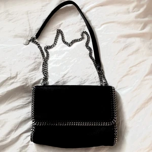 stella mccartney - Äkta Stella McCartney köpt i Köpenhamn för 4 år sedan, nypris ca 8500 kr. Knappt använd, i 9/10 skick. Buda!!! Köp direkt 2000. Kan användas som både crossbody + axelväska. Skickar spårbart