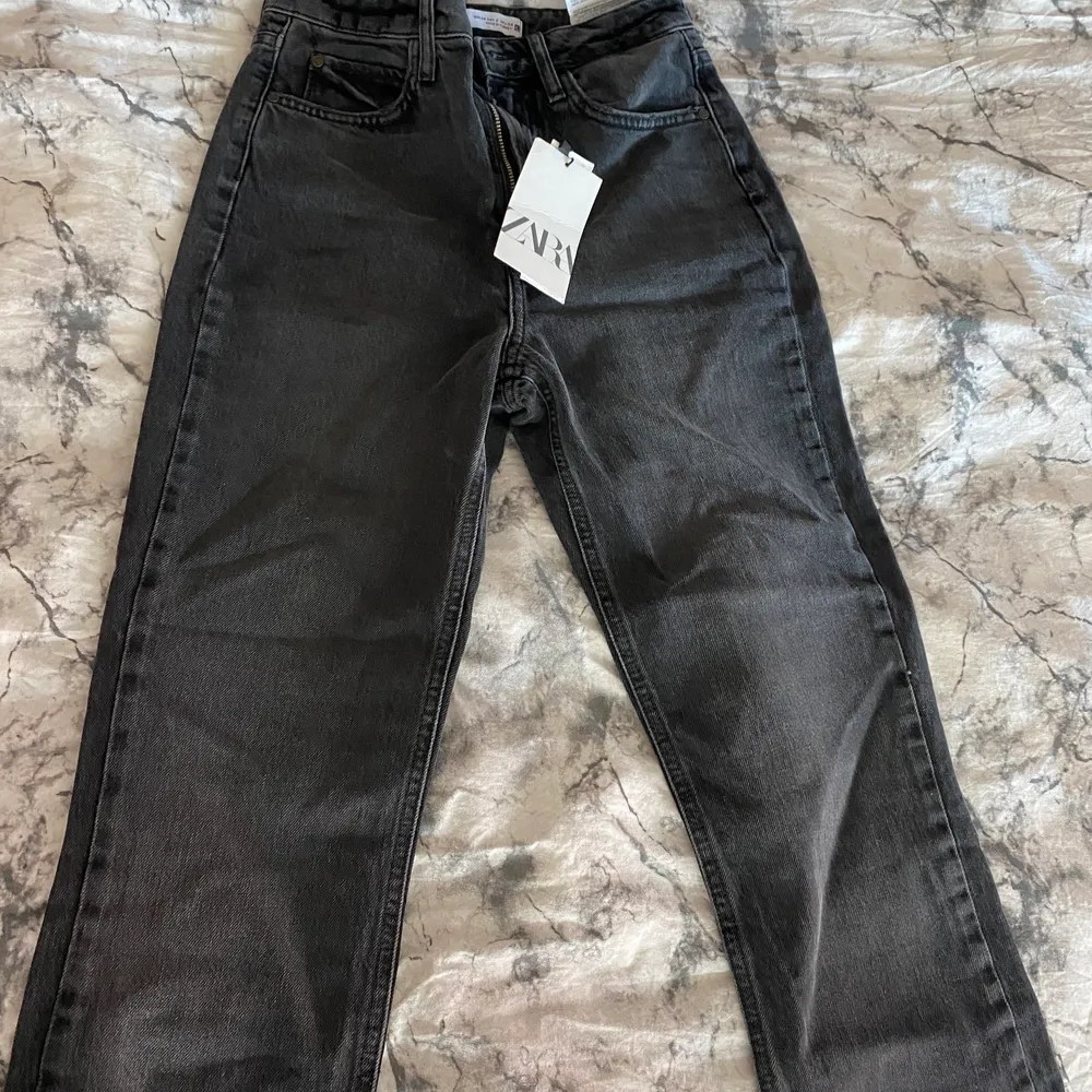 Jättefina jeans från zara, helt oanvända med prislappen kvar. De är svarta, den första bilden är i samma modell fast blå bara för att visa. Köpa för 359 kr, säljer för de inte passar och går inte längre att lämna tillbaka. Köparen står för frakt.. Jeans & Byxor.