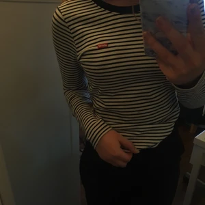 Levi's tröja - Priset är inklusive frakt. Pris kan diskuteras. Randig levi's tröja storlek xs men är väldigt stretchig så passar nog s ockaå. 