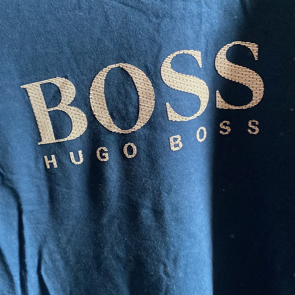 Blå Hugo boss tröja (långärmad t shirt) i fint skick. Skicka gärna meddelande vid fler frågor eller bilder :). Tröjor & Koftor.