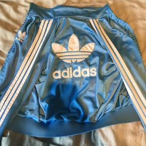 Adidas kofta  - Fin adidas kofta som kan användas av både kille och tjej 