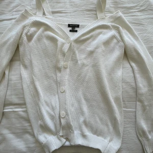 Kofta - Vit kofta med öppna axlar från Massimo Dutti! Säljer då den ej kommit till användning💕