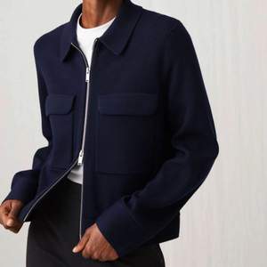Säljer denna mörkblåa snygga merino boxy jacket ifrån arket i storlek M i jättefint skick🙌🏽🙌🏽 nypris runt 1300💕