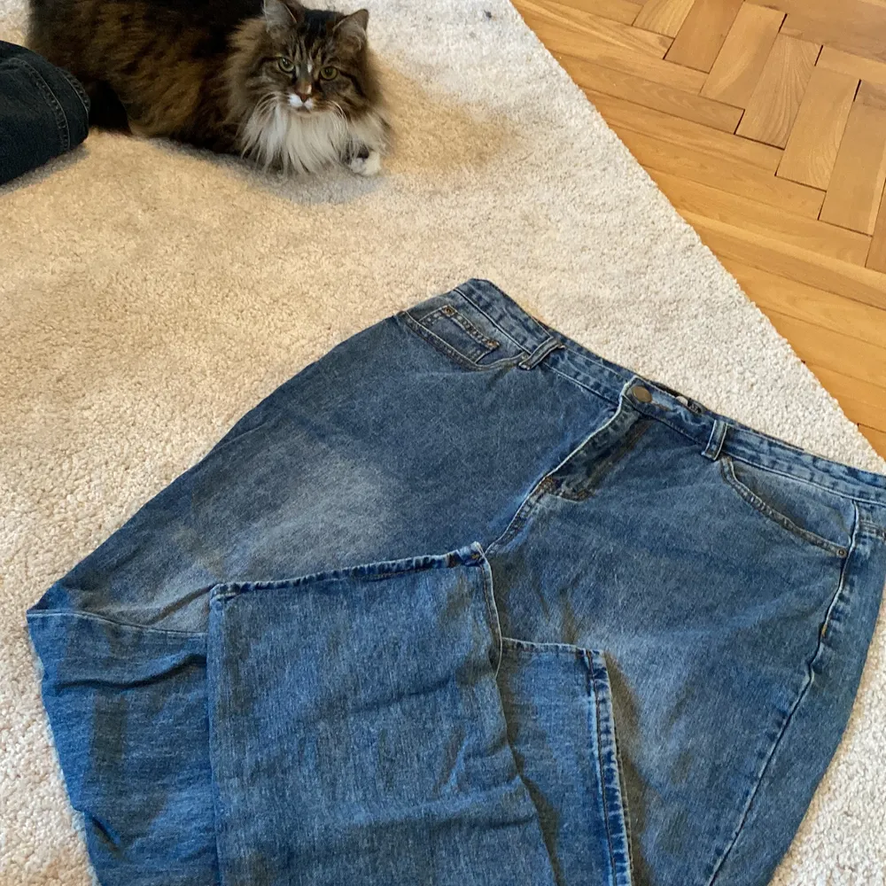 Jeans för kurviga kroppar, med en liten slit vid byxbenen. Lite vintage stil på dom . Jeans & Byxor.