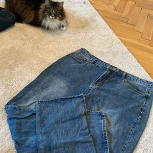 Jeans för kurviga kroppar, med en liten slit vid byxbenen. Lite vintage stil på dom 