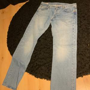 Säljer ett par Levis 501 jeans i väldigt bra skick. Storlek 34 32.