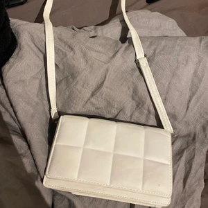 Väska - Fin väska med ”bubblor” säljer pga att den inte kommer till användning 