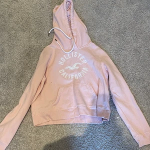 ‼️säljer denna rosa hollister hoodien‼️ - 🌺säljer denna superfina ljusrosa hollister hoodien. I storlek M .Säljer den då den tyvärr inte kommer till användning🌺