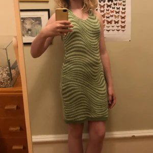 Hm klänning  - Jag har använt denna klänning en gång, den är jätte bekväm och har inte ett enda hål<3