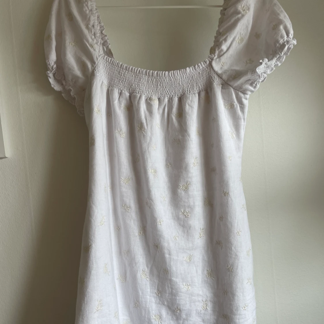 Vit somrig klänning med broderade blommor  - 90