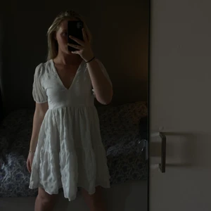 Vit studentklänning  - Cora dress white från bubbelroom!  Storlek: xs  Aldrig använd  Nypris 599 kr, mitt pris 400 kr 