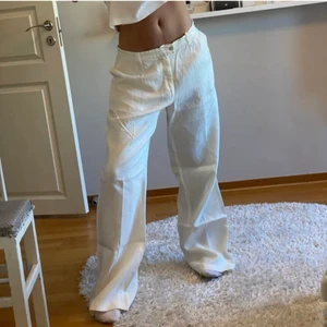 Linnebyxa - Säljer dessa linnebyxor från NewHouse då dom är alldeles för långa för mig.  Jag är ca 158 och skulle gissa att dom passar någon mellan 165-180 (beroende på kroppstyp)  Några små defekter vid innerbenet som jag tror lätt kan fixas hemma.  Nypris ca 1900kr