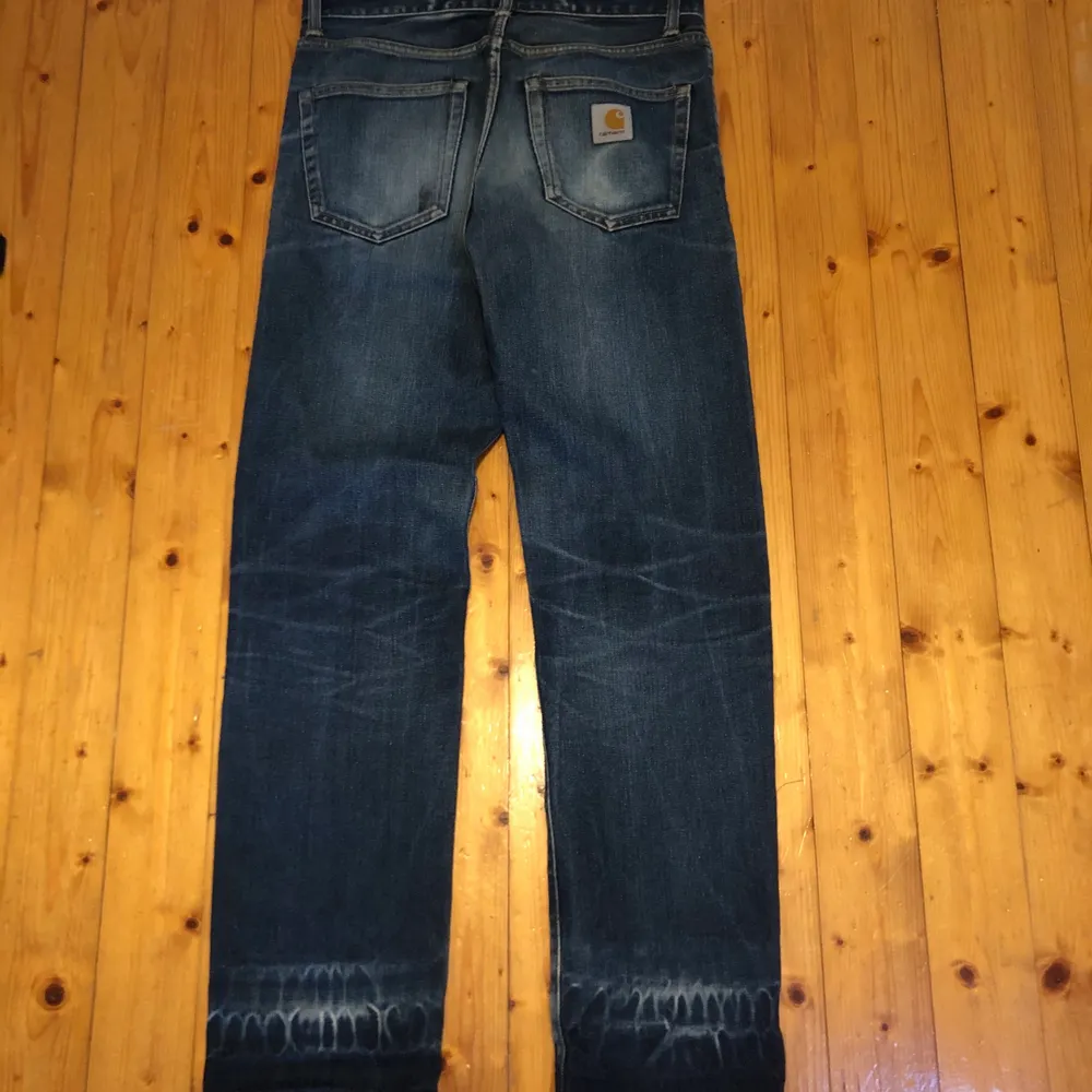Ett par vintage straightfit jeans från carhartt. Bra skick men några smårivningar och synlig tvättskada. Skriv i kommentarerna om du har några frågor och skicka meddelande om du vill ha fler bilder😁 Köparen står för frakt.. Jeans & Byxor.