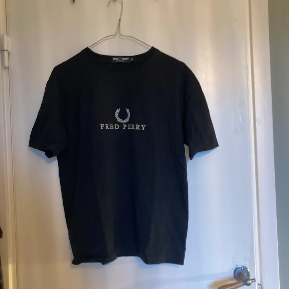 Världens bästa t-shirt från Fred Perry! Älskar denna men kommer inte till så mycket användning längre. Storlek 10, passar Xs-L beroende på hur oversize man vill ha den! Möts upp i Malmö eller fraktar💙. T-shirts.