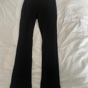 Lindex ribbade byxor  - Säljer dessa fina, ribbade, lite utsvängda byxor som är jätte sköna! jag har inte använt dom ofta då jag råkade beställa två par. Priset kan självklart diskuteras och ska kolla frakten så snabbt jag kan!