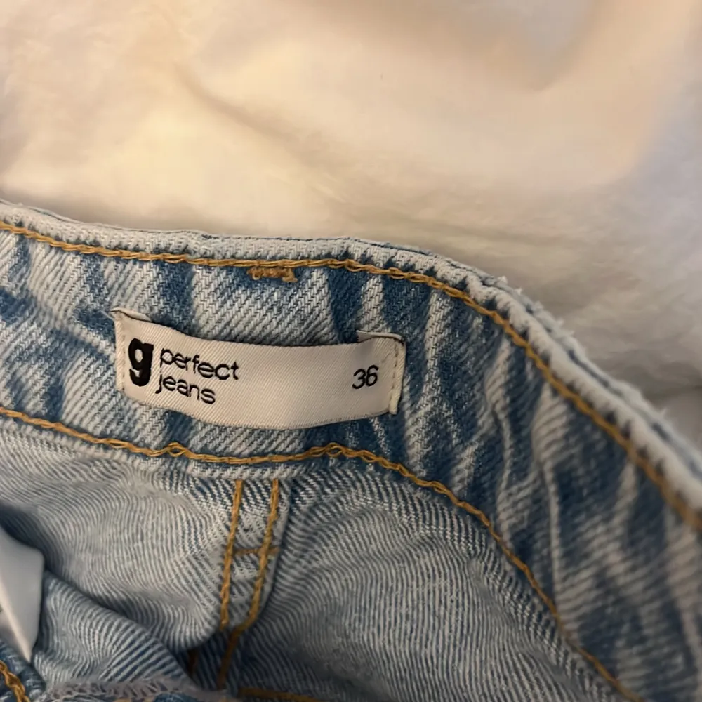 Säljer dessa oanvända jeans från Gina tricot. Köpte dem för ett tag sedan men har sedan dess bara varit i garderoben! Jeansen är i storlek 36 (S). Säljer för 200 kr plus frakt!❣️. Jeans & Byxor.