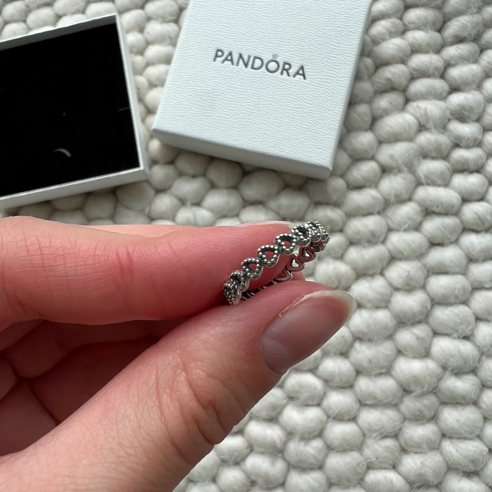 En jättesöt ring från Pandora. Helt ny, aldrig använd. Storlek 48, vilket innebär att omkretsen på ditt finger bör vara 48 mm. Accessoarer.