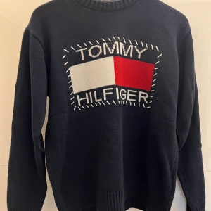 Tommy Hilfiger Tjocktröja - Otroligt skön och mysig tjocktröja av Tommy Hilfiger i storlek M. Säljer den för att den inte passar längre.