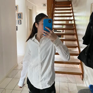 Gina Tricot skjorta - Tyvärr har den blivit för liten för mig. Skjortan är 100% bomull och blir skönare och skönare ju mer man använder den + hållbart!🤝✅ 