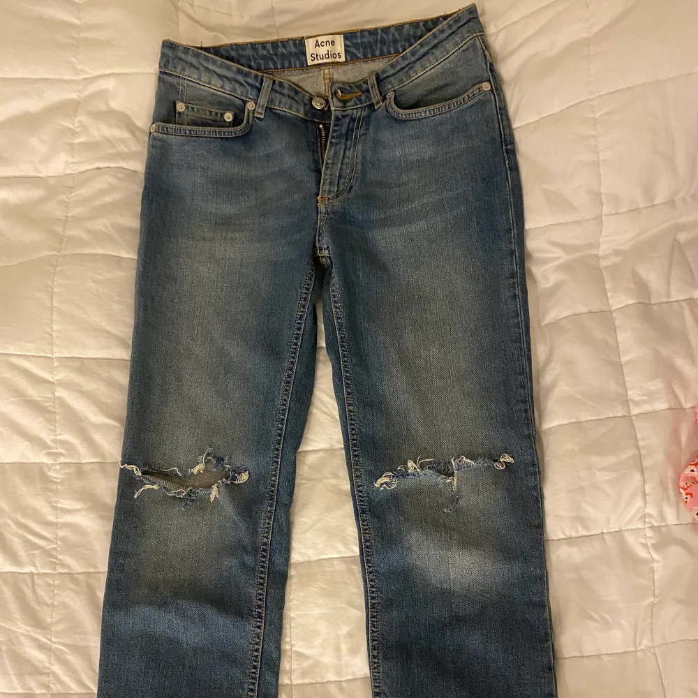 Lågmidjade jeans från Acne Studios i stl 25/32. Jeans & Byxor.