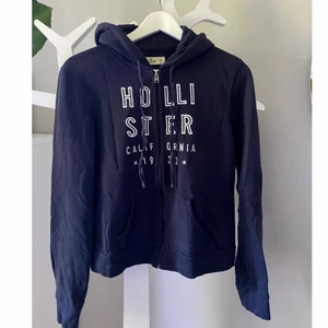 Hollister huvtröja - Marinblå tunnare huvtröja med dragkedja. Från Hollister. Storlek XS. Köparen står för frakten💘