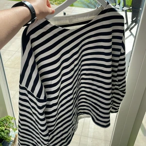  Randig oversized tröja  - Superfin tröja från cos. Strl L! ränderna är mörkt blå/ svarta. Köparen står för frakt 