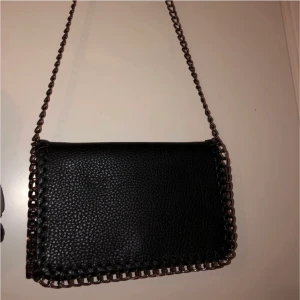 Svart väska - Säljer min svarta väska med silvriga kedjor då den inte kommer till användning💘  Hösta bud: 200