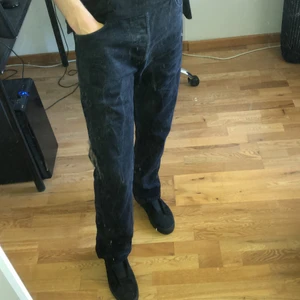 Levi’s Jeans 501:or 33/32 - Levi’s Jeans 501:or 93 Storlek 33/32, Vintage Levi’s från 1993 i svart. Lite missfärgade från tvätten men passar till jeansen, sitter lika snyggt som dom ser ut! :)