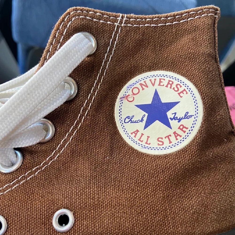 Skitsnygga bruna converse high tops som jag säljer pga ingen användning och försmå! De har lite slitningar i texten på hälarna, annars rena och fina! Storlek 36 med 22,5 på insidan. Bilderna lånade men skorna är i samma skick fof.❗️Svåra att få tag på❗️. Skor.